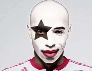 亨利雷人造型曝光 小丑形象模仿知名樂隊臉譜