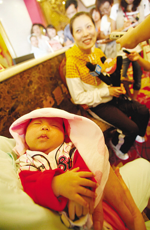 杜麗首次攜寶寶亮相 住月子中心一月花費8萬