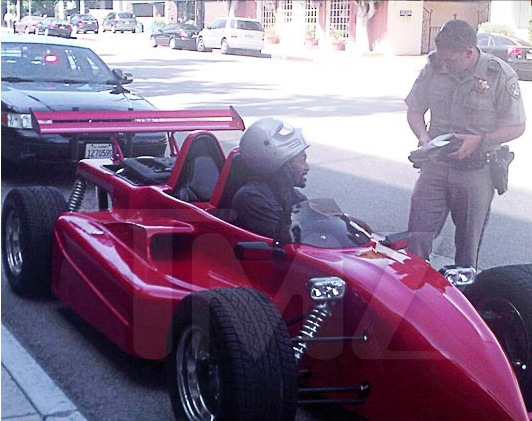 阿泰劣性不改開方程式上街 警察網開一面放行