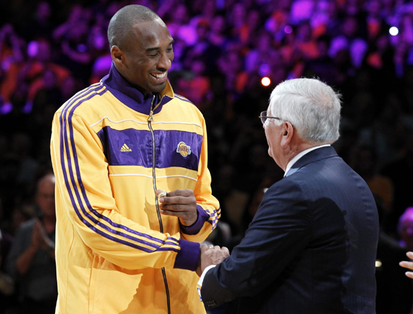 NBA：姚明復(fù)出首戰(zhàn)9分6犯離場(chǎng) 火箭揭幕戰(zhàn)遭湖人翻盤