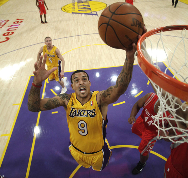 NBA：姚明復(fù)出首戰(zhàn)9分6犯離場 火箭揭幕戰(zhàn)遭湖人翻盤