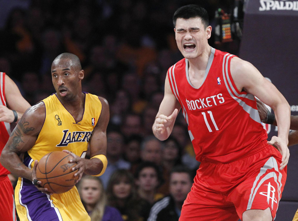 NBA：姚明復(fù)出首戰(zhàn)9分6犯離場(chǎng) 火箭揭幕戰(zhàn)遭湖人翻盤