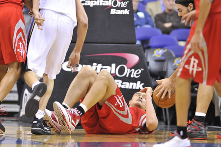 姚明傷情確診至少休戰一周 已離開球隊返回休斯頓