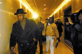 拳王泰森抵津 助陣國(guó)際拳擊表演賽