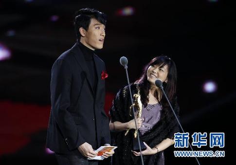 劉翔燙頭畫眼線煙熏妝亮相 網友大呼